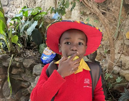 Shelton draußen essend