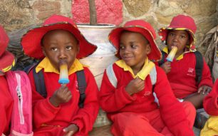 Bongai Shamwari Kinder mit Eis