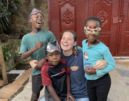 Merle mit Kids Mitwirken in Simbabwe