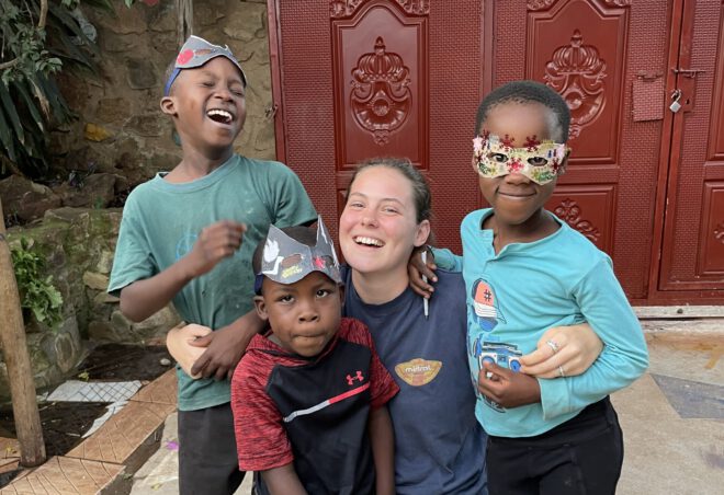 Merle mit Kids Mitwirken in Simbabwe